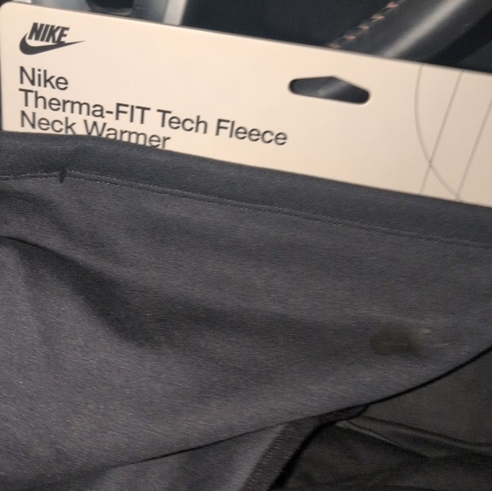 Nike Sportswear Tech FleeceTherma-FIT Neck Warmer - Picture 2 of 3